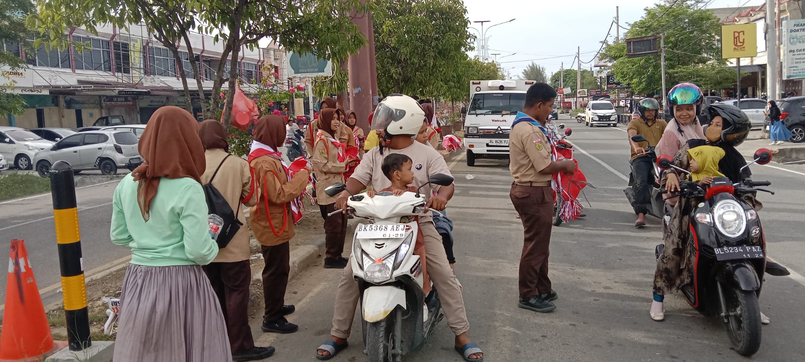 Pramuka Gudep SMP YPPU Sigli Membagikan Bendera Merah Putih